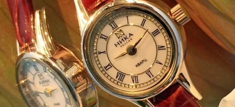 Серийное производство миниатюрных женских часов «Фиалка» началось с модели с заостренными ушками. Сейчас эти часы входят в коллекцию VIVA (артикулы 0303, 0304).
