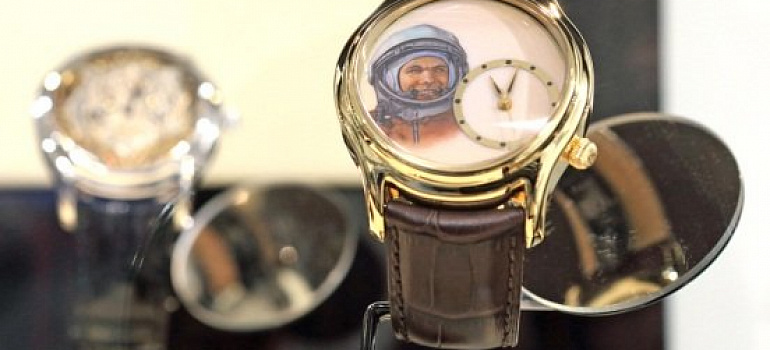 «Гагарин» – эксклюзивные часы, воспевающие мечту всего человечества и посвященные человеку, который впервые ее осуществил. Художнику понадобилось 2,5 месяца непрерывной кропотливой работы, чтобы при помощи кисточки с одним беличьим волоском написать портрет космонавта.